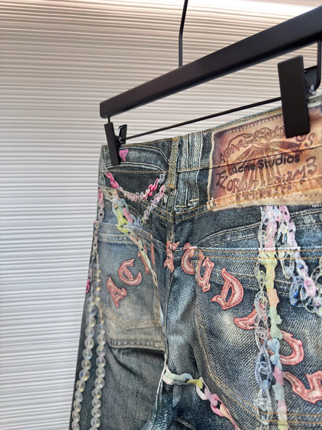 Acne Studios chain 3D printed straight jeans ●Authentic product: Purchased and developed by 4379 ●Item number: 1680156-A75 ●Material: denim ●Technology: Printing ●Version: fitted version ●Weight: about 600 grams ●Size: 42-44-46-48-50-52 ●Description: 1981M jeans are loosely cut, low-waisted, wide-legged and long. Decorated with a seasonal trompe l'oeil print and made from mid-blue washed non-stretch denim. The overall wiring is straight and delicate, the fabric is comfortable and soft, and the color is consistent without color difference. It can be matched with the same style to create a fashionable look and control various occasions. Customized accessories, complete with three standards, same style for men and women!